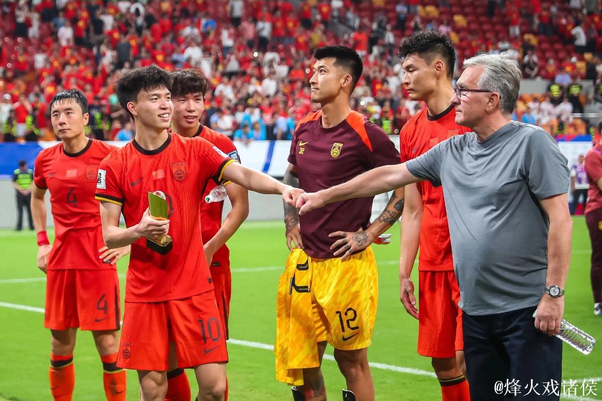 伊万暂不下课！国足上午继续训练 下午启程奔重庆